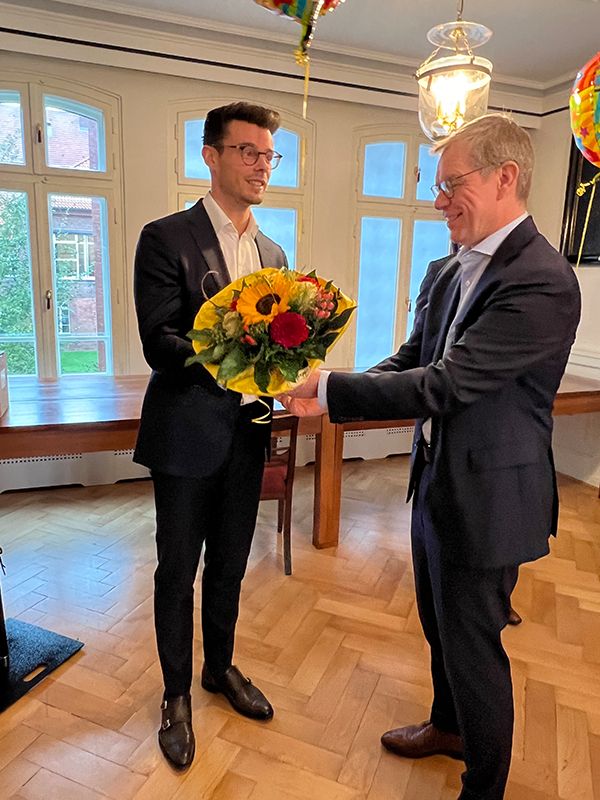 Mitarbeiter werden gefeiert 021
