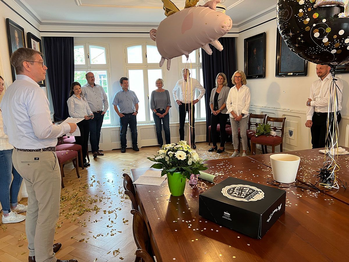 Mitarbeiter werden gefeiert 007