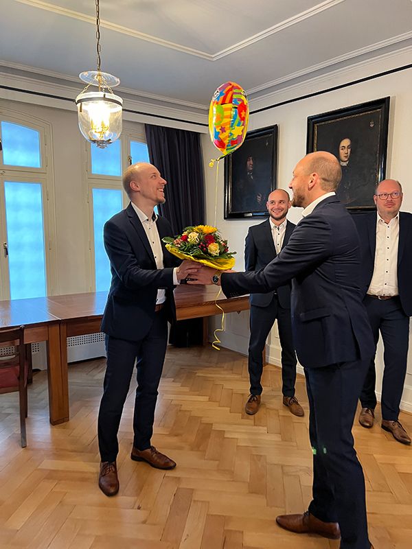 Mitarbeiter werden gefeiert 019
